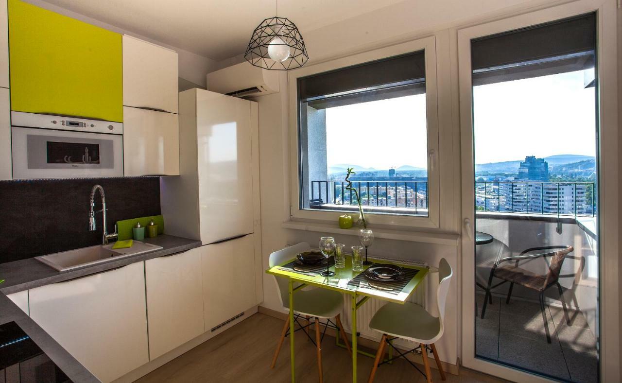 Air-Conditioned City View Apartment 24H Check-In 브라티슬라바 외부 사진