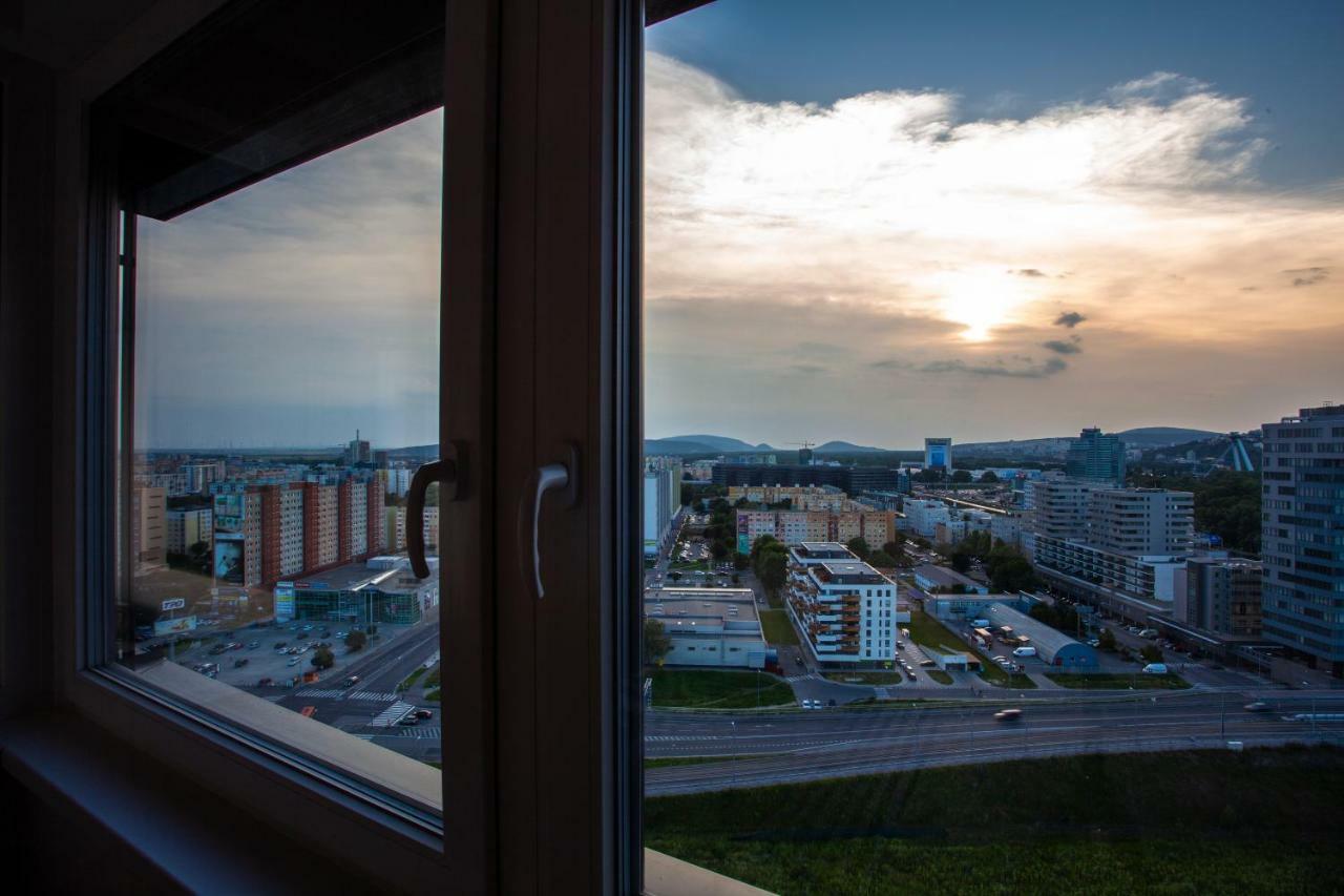 Air-Conditioned City View Apartment 24H Check-In 브라티슬라바 외부 사진