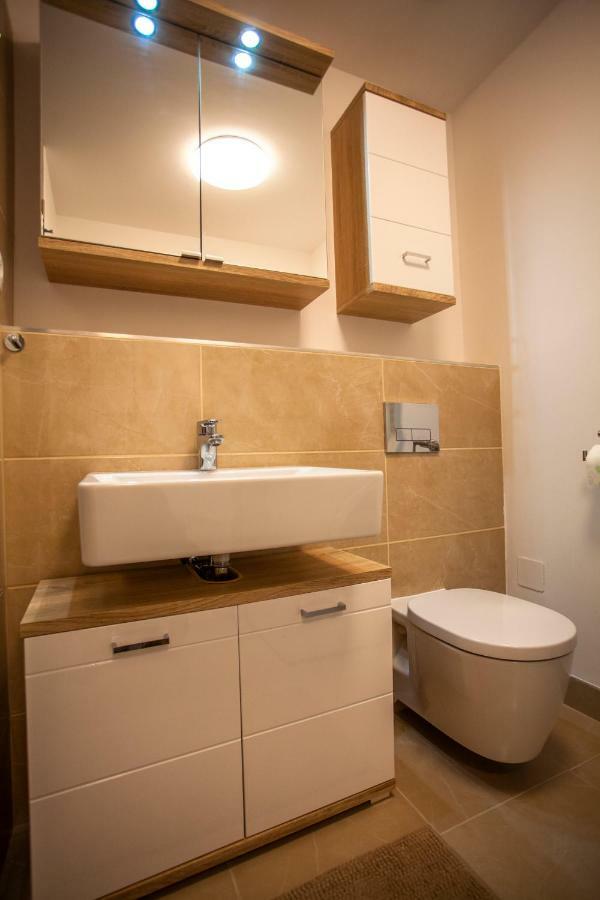Air-Conditioned City View Apartment 24H Check-In 브라티슬라바 외부 사진