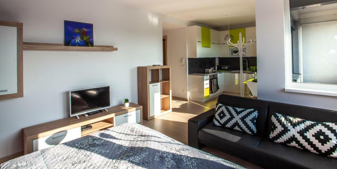 Air-Conditioned City View Apartment 24H Check-In 브라티슬라바 외부 사진